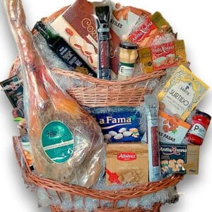 Lote 26 sin alcohol con paleta, ibéricos de bellota, queso Albéniz, AOVE, conservas JJJ y turrones Antiu Xixona/La Fama en cesta de mimbre